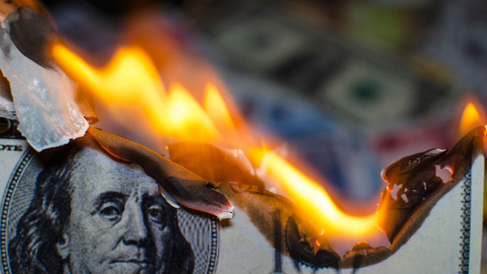 This market expert warns that the US dollar is rapidly losing its reserve status. Here's what to love for protection
